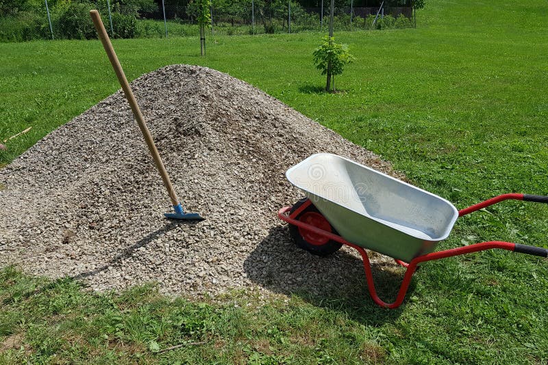 Wheelbarrow φτυάρι και αμμοχάλικο στοκ εικόνα με δικαίωμα ελεύθερης χρήσης Wheelbarrow φτυάρι και αμμοχάλικο στοκ εικόνα με δικαίωμα ελεύθερης χρήσης