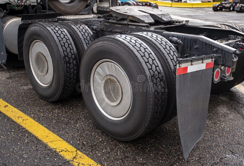 Wheelbase του μεγάλου ημι φορτηγού εγκαταστάσεων γεώτρησης με δύο άξονες και ζευγάρια των ροδών σε τους και της πέμπτης ρόδας για στοκ εικόνες Wheelbase του μεγάλου ημι φορτηγού εγκαταστάσεων γεώτρησης με δύο άξονες και ζευγάρια των ροδών σε τους και της πέμπτης ρόδας για στοκ εικόνες