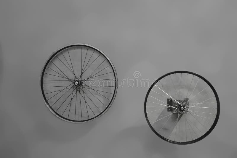 Wheels spinning, chasing separated effort, grey background