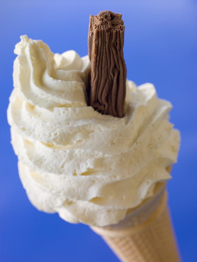 Piškótové zmrzlinu Kužeľ s Čokoláda Vločka na modrom pozadí.