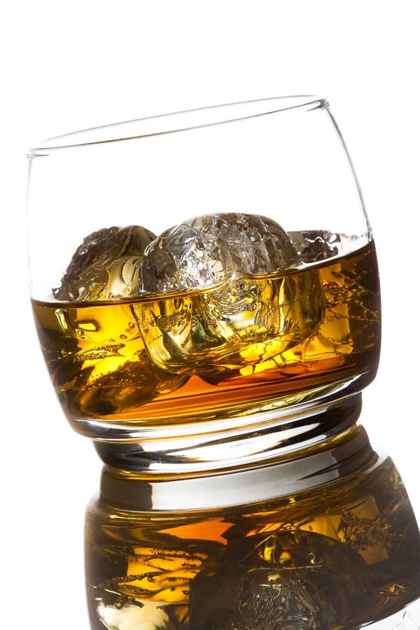 Whiskey alcoolique Bourbon dans un verre avec de la glace photo stock Whiskey alcoolique Bourbon dans un verre avec de la glace photo stock