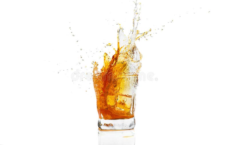 Whiskey avec l'?claboussure sur le fond blanc, eau-de-vie fine dans un verre photo stock Whiskey avec l'?claboussure sur le fond blanc, eau-de-vie fine dans un verre photo stock