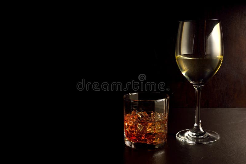 Whiskey e vino fotografia stock libera da diritti Whiskey e vino fotografia stock libera da diritti