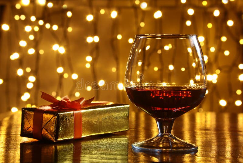 Whisky, cognac, brandewijn en giftvakje op houten lijst Vieringssamenstelling op de lichte achtergrond stock afbeelding Whisky, cognac, brandewijn en giftvakje op houten lijst Vieringssamenstelling op de lichte achtergrond stock afbeelding