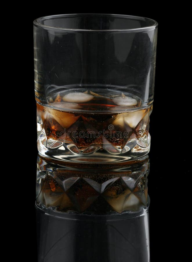 Whisky con cola en las rocas fotos de archivo Whisky con cola en las rocas fotos de archivo