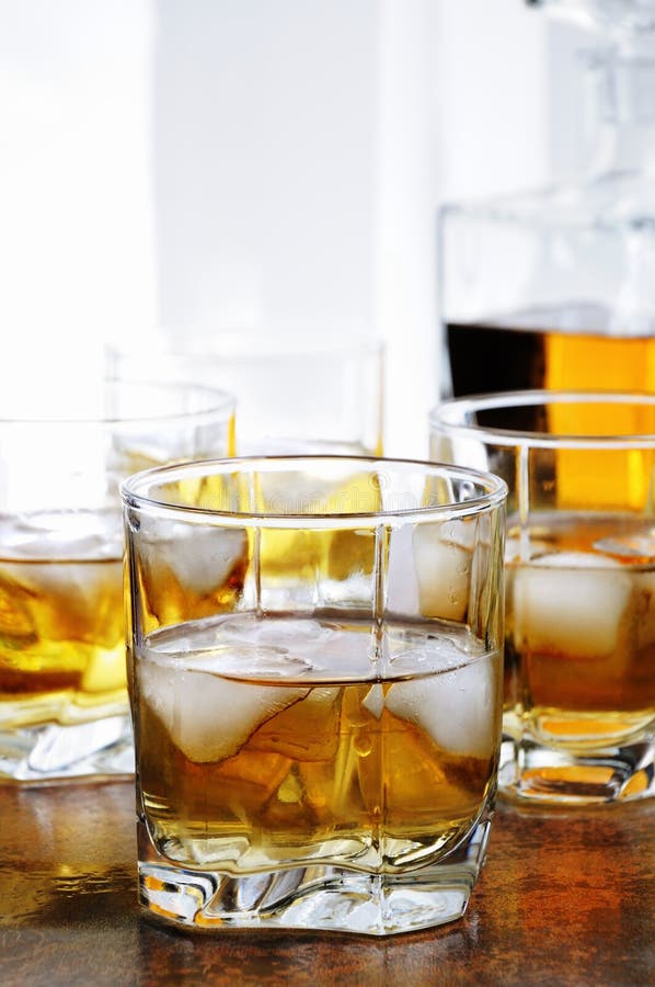 Whisky Con Ginger Ale Y Cal Imagen de archivo Imagen de partido