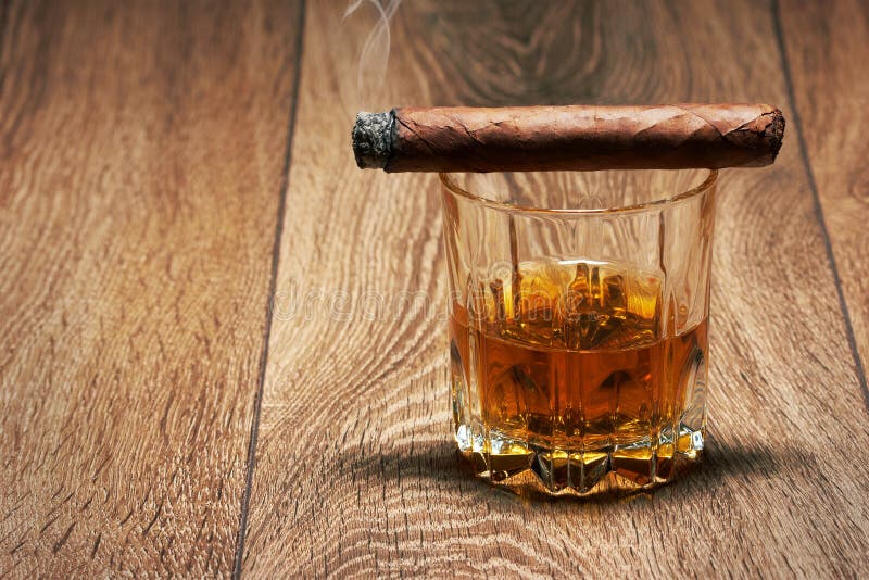 Whisky i cygaro zdjęcie stock Whisky i cygaro zdjęcie stock