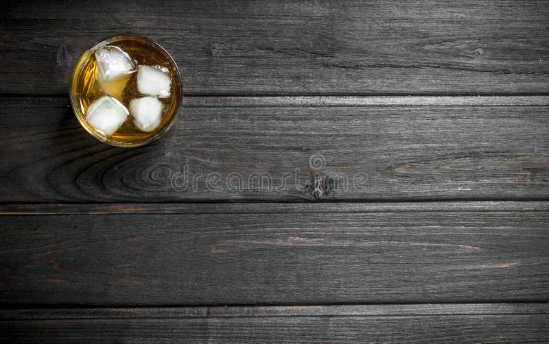 Whisky i ett exponeringsglas med iskuber arkivbilder Whisky i ett exponeringsglas med iskuber arkivbilder