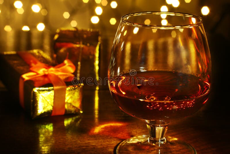 Whisky, Kognak, Weinbrand und Geschenkbox auf Holztisch Feierzusammensetzung auf dem hellen Hintergrund stockfoto Whisky, Kognak, Weinbrand und Geschenkbox auf Holztisch Feierzusammensetzung auf dem hellen Hintergrund stockfoto