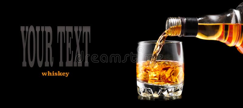 Whisky que vierte de la botella sobre negro Whisky en las rocas imagen de archivo Whisky que vierte de la botella sobre negro Whisky en las rocas imagen de archivo