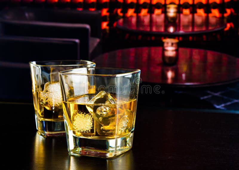 Whisky szkła z lodem w holu barze