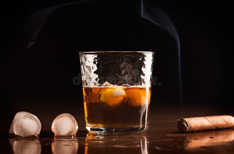 Whisky und Zigarre auf einem Holztisch stockbilder Whisky und Zigarre auf einem Holztisch stockbilder