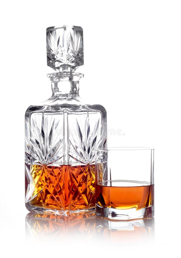 Whisky w karafce i szkle odizolowywających na bielu fotografia stock Whisky w karafce i szkle odizolowywających na bielu fotografia stock