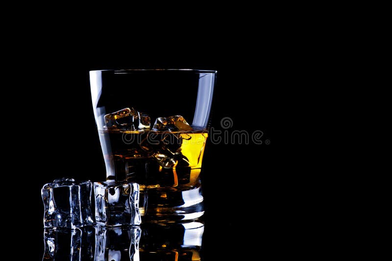 Whisky z kostką lodu na czarnym backgroung obrazy royalty free Whisky z kostką lodu na czarnym backgroung obrazy royalty free