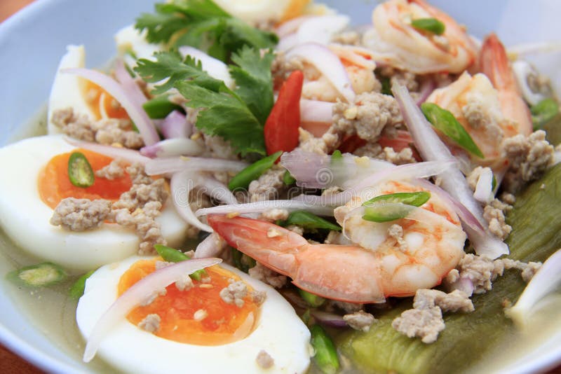 Whit van de auberginesalade eieren en garnalen, Thais-Voedsel royalty-vrije stock fotografie Whit van de auberginesalade eieren en garnalen, Thais-Voedsel royalty-vrije stock fotografie