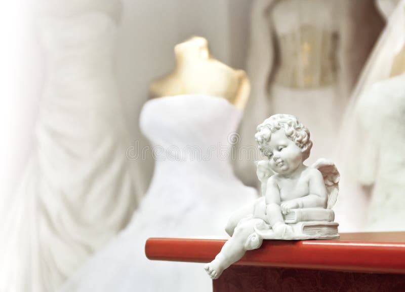 Blanco ángel sobre el de boda ropa sobre el tontos en la tienda.