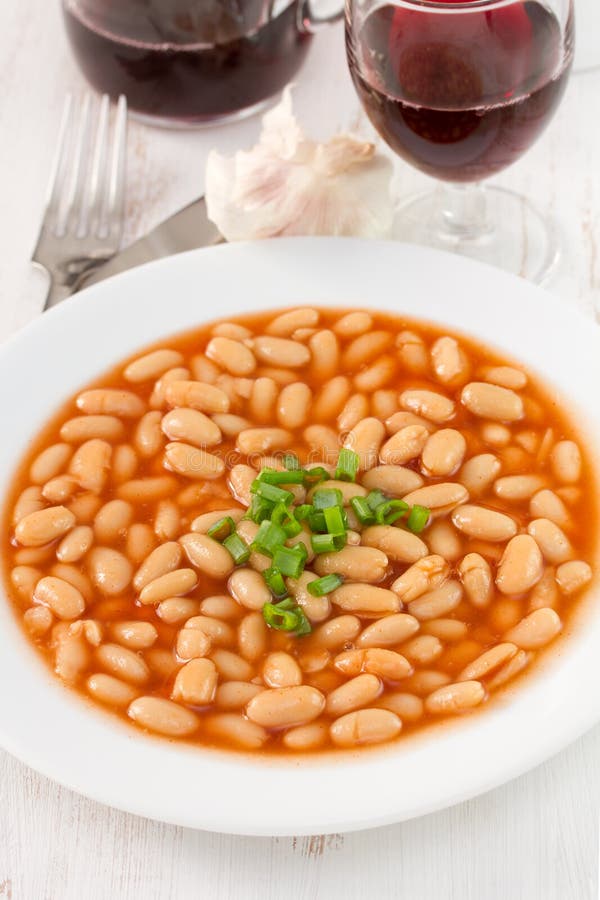 White beans in tomato sauce