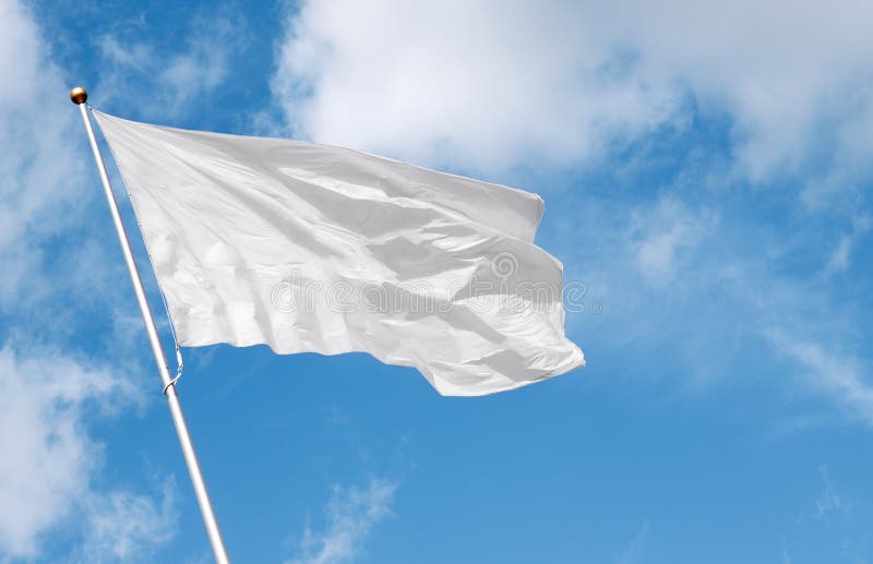 Blanco bandera ondulación en viento contra nublado el cielo.