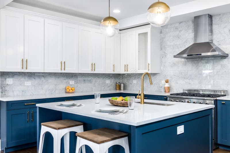 https://thumbs.dreamstime.com/b/white-blue-luxurious-kitchen-chicago-il-usa-june-gold-hardware-bosch-samsung-stainless-steel-appliances-marbled-granite-191790300.jpg