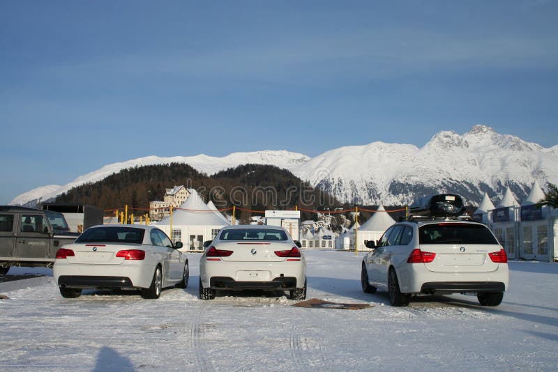 Белый БМВ. Три белых автомобиля BMW, выставленных на скачках на замерзшем озере Санкт-Мориц, Швейцария: (справа налево:) хэтчбек 5 типа, 6 типа и 3 типа роялти бесплатные стоковые изображения