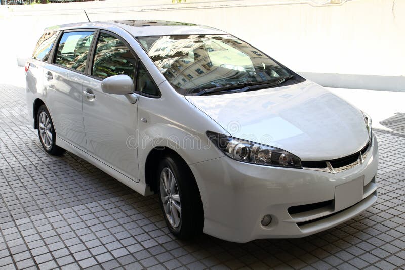 Un nuovo bianco quattro porte auto con 7 posti a sedere.