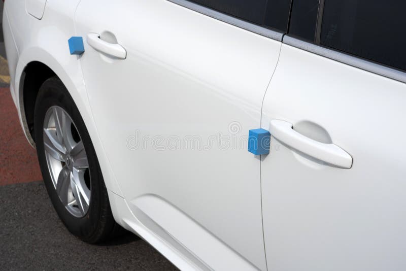personalidad borroso Brújula White Car`s Door and Foam Protector Stock Photo - Image of open, attached:  175438806