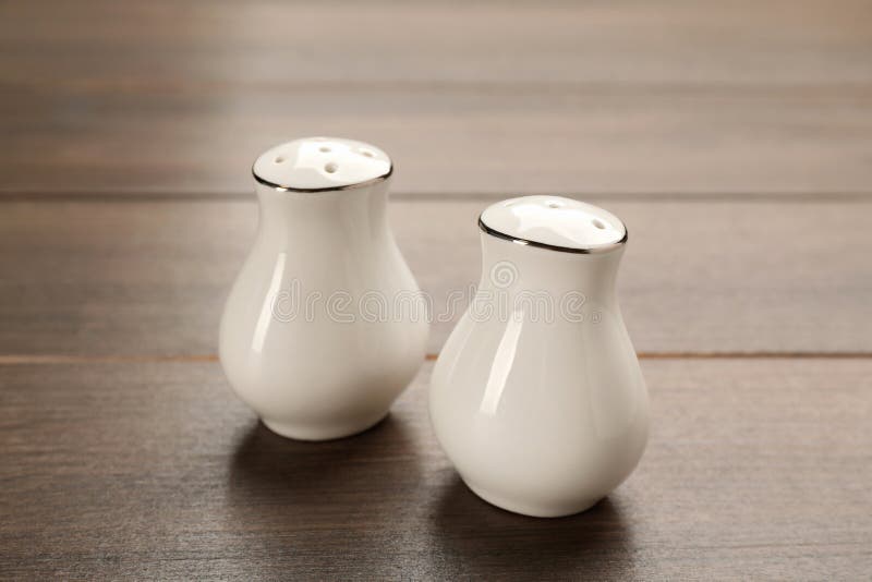 White Porcelain & Wood Salt and Pepper Shaker Sauce Jug Condiment Set and Holder 