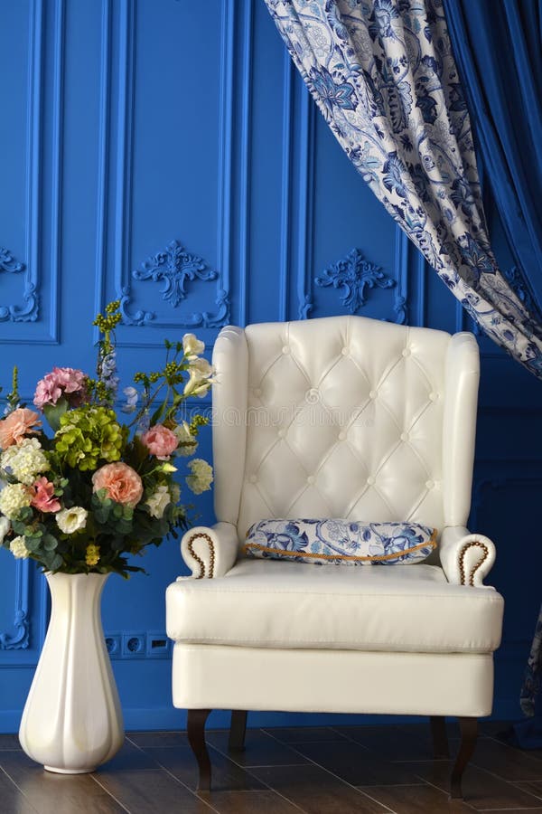 Blanco sillas de flores en azul los muros, blanco sillas de flores en azul los muros.