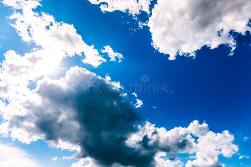 Một bầu trời trong xanh rực rỡ với đám mây trắng xóa sẽ đưa bạn đến một thế giới tuyệt đẹp hơn. Hãy tìm hiểu ngay bức tranh liên quan đến \