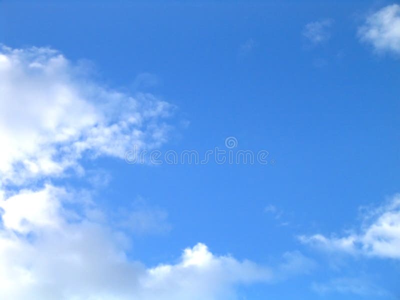 Nuvole bianche, cielo azzurro con lo spazio.