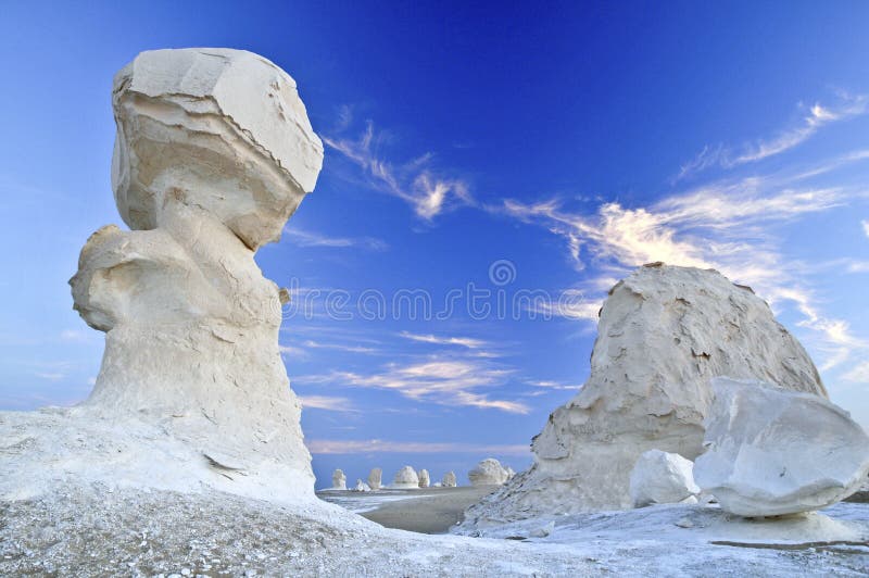 Thunderlike cloud tra rocce calcaree, erosi dal vento, il Deserto Bianco, in Egitto.