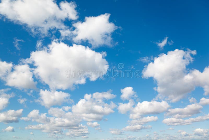Biela, našuchorené oblaky na modrej oblohe.