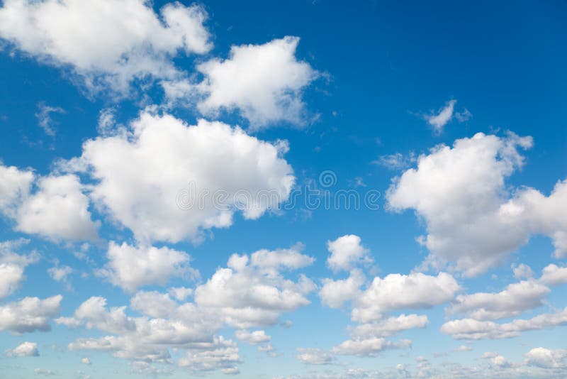 Blanco, esponjoso nubes en cielo azul.