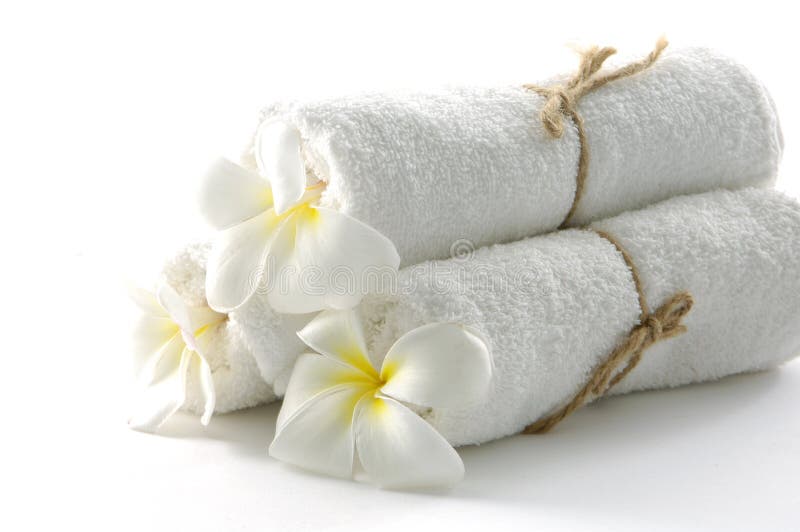 Tre asciugamani e fiore di Frangipani.