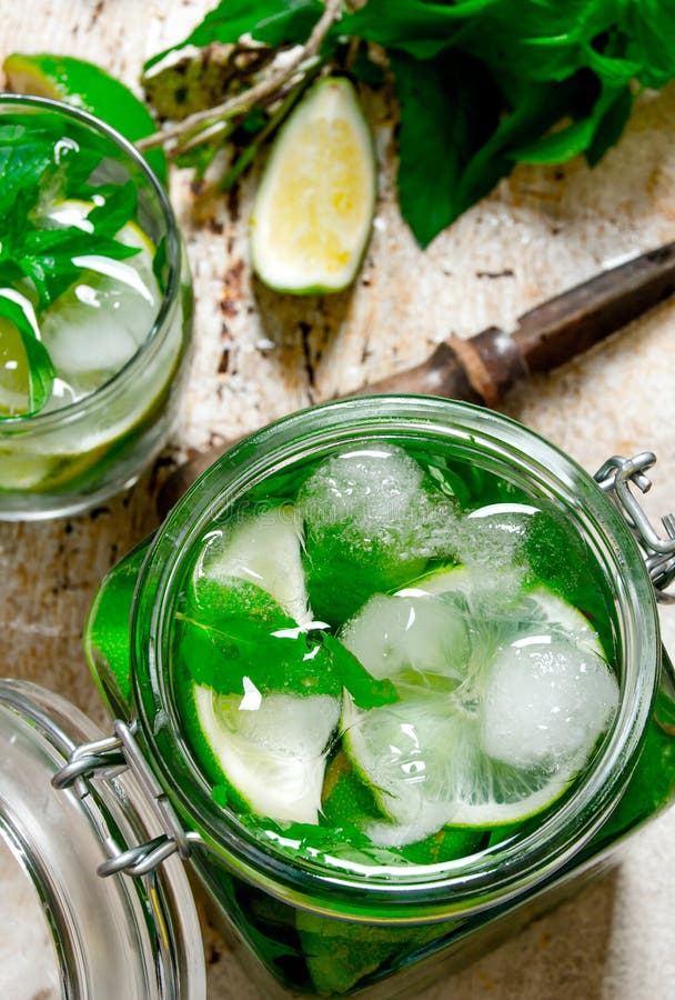 white för bana för mojito för bakgrundsclipping coctail isolerad royaltyfri foto white för bana för mojito för bakgrundsclipping coctail isolerad royaltyfri foto