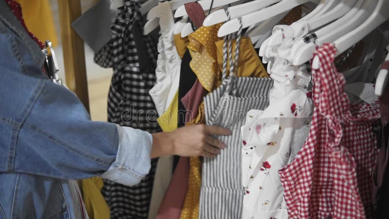 white för studio för bakgrundsflicka shopping skjuten Stående av en härlig kvinna i kläderlagret Ung blond flicka med röda kanter