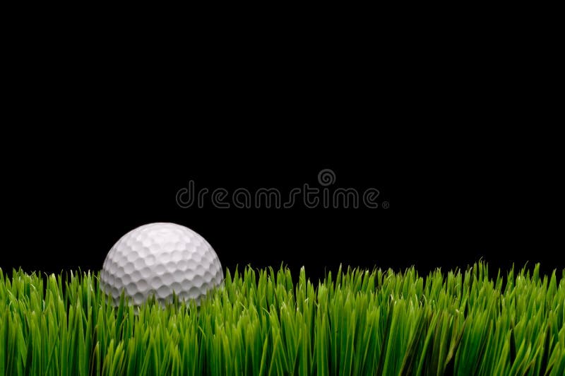 Immagine orizzontale di colore bianco con la palla da golf in erba verde su sfondo nero, con lo spazio per la copia.