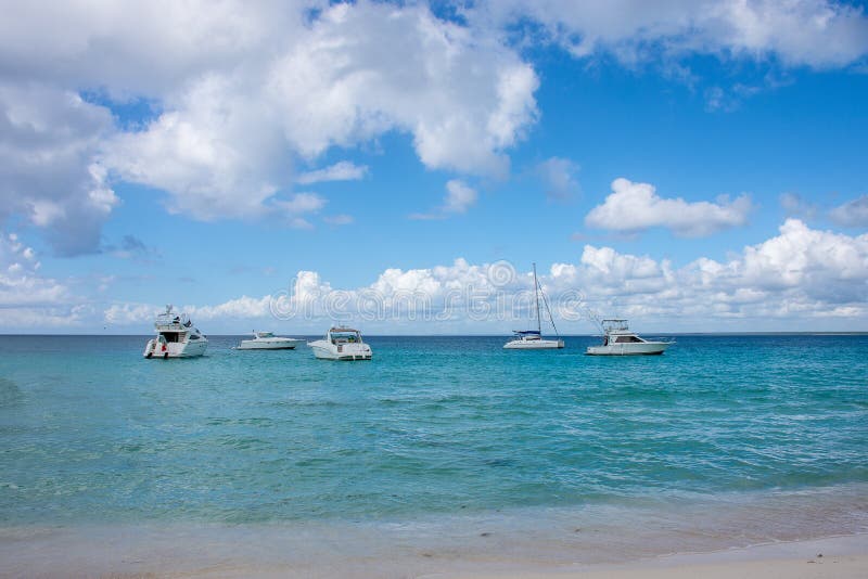 White high-speed boats stand on the bank of the Caribbean Sea, overlooking a beautiful sky with white clouds royalty free stock images White high-speed boats stand on the bank of the Caribbean Sea, overlooking a beautiful sky with white clouds royalty free stock images