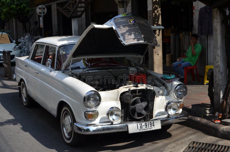 Mercedes benz car bonnet hi-res stock photography and images - Alamy