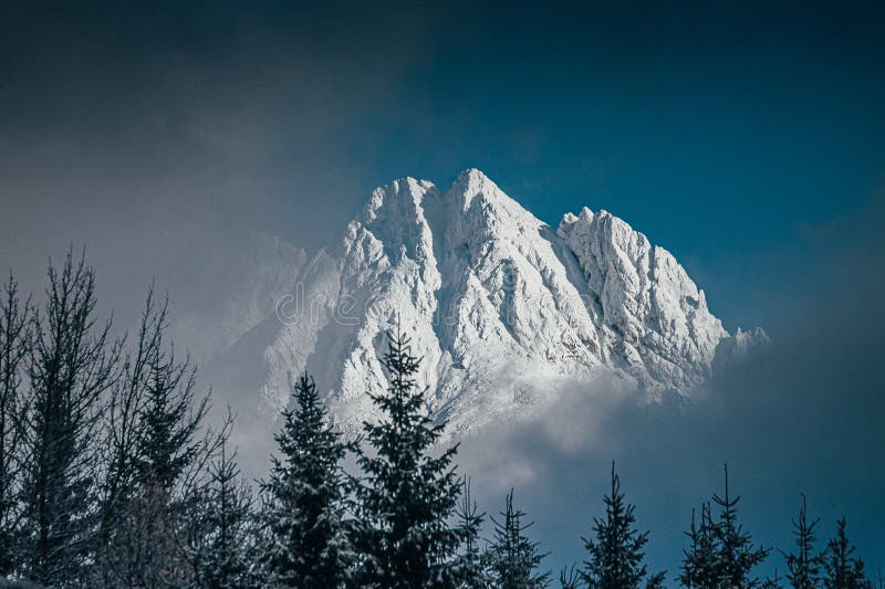 Bílé hory, zimní zasněžené foto, velké majestátní skalnaté kopce, Vysoké Tatry, Slovensko