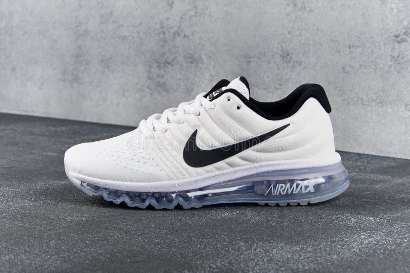 Tren Enjuague bucal realidad White Nike Air Max 2017 Running Shoes, Sneakers Shot on Grey Abstract  Background. Krasnoyarsk, Russia - May 12, 2017 Editorial Stock Photo -  Image of accessories, pair: 173836733