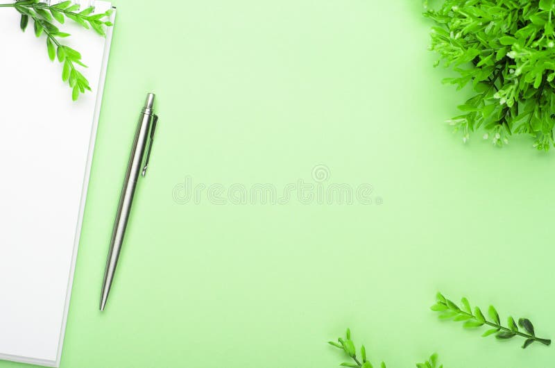 Hãy xem một sổ tay trắng tinh khôi kết hợp cùng cây bút thép đầy đặn và nhánh xanh tươi tắn trên nền xanh tạo nên một bức tranh tuyệt đẹp. Đây là một hình ảnh văn phòng thú vị và đầy sự sáng tạo.