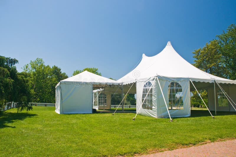 Bianco grande tenda party impostato su un prato davanti per un matrimonio o un evento speciale.