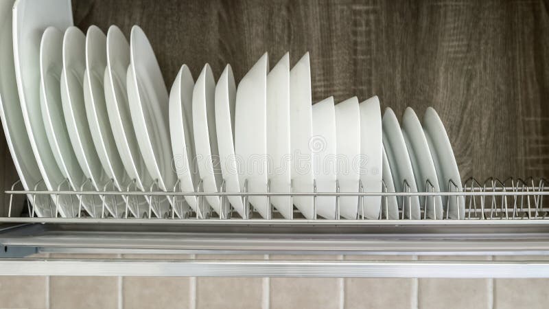 https://thumbs.dreamstime.com/b/white-plates-metal-drying-rack-background-195644375.jpg