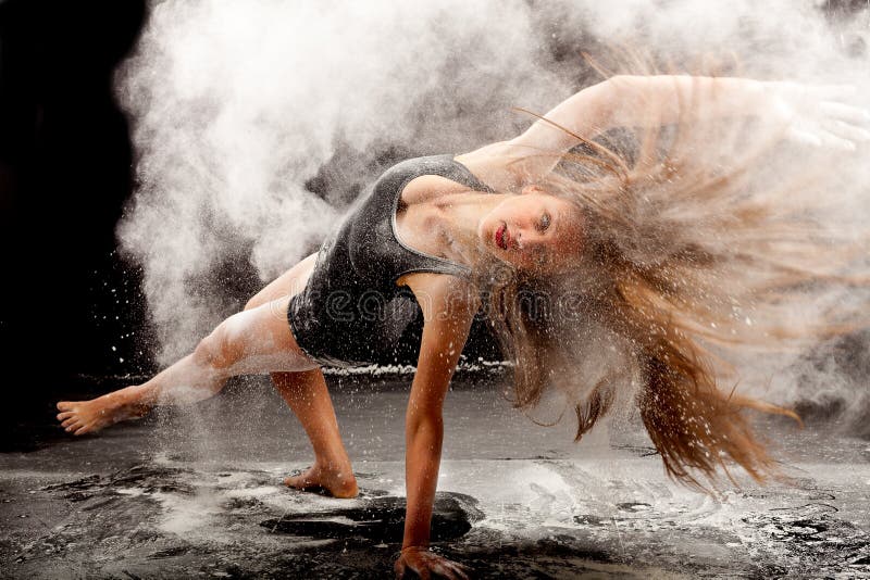 Danza espressione di una danzatrice in una nuvola di polvere bianca, con i capelli che cadono aperto.