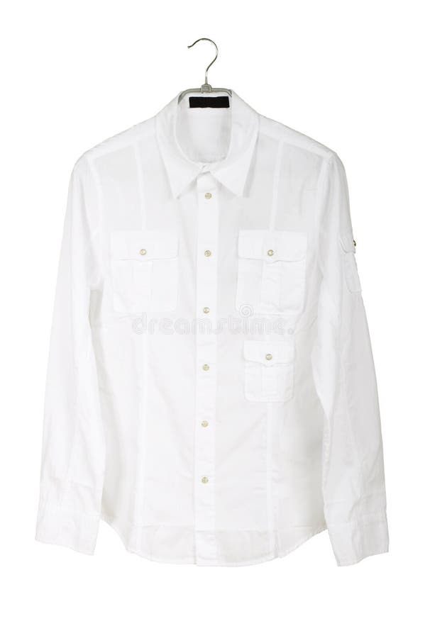 Camicia bianca su una gruccia su uno sfondo bianco.