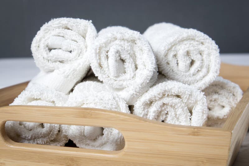 https://thumbs.dreamstime.com/b/white-spa-towels-pile-tray-background-113685031.jpg