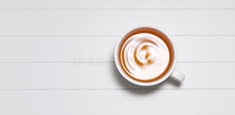 Pohár z čaj na biely fotografoval vyššie.