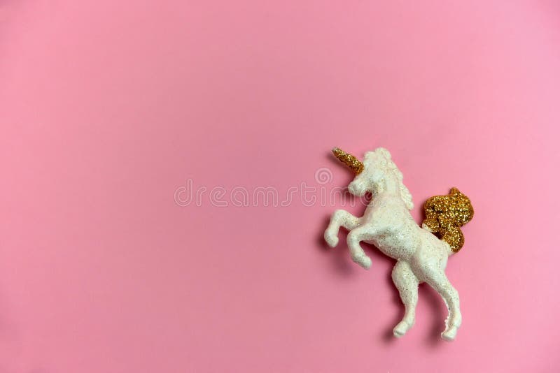 Golden Horned Unicorn: Ngựa thần với sừng vàng này thực sự là một tác phẩm nghệ thuật. Với những chi tiết tinh xảo và màu sắc sáng tạo, bức ảnh sẽ là điểm nhấn cho bất kỳ không gian nào.