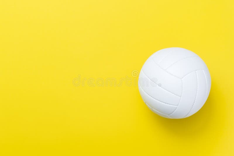 Sự đối lập giữa bóng chuyền trắng và màu vàng nền càng làm nổi bật sự nhanh nhẹn và uyển chuyển của trò chơi. Bóng chuyền là môn thể thao thanh lịch và mạnh mẽ, xem hình ảnh về môn thể thao này để hiểu rõ hơn.